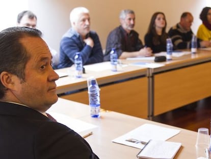 El presidente de Banesco, en primer t&eacute;rmino, durante el encuentro con los colectivos de afectados por preferentes.