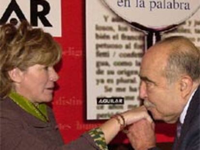 El ex director de la RAE saluda a la ministra de Cultura Pilar del Castillo antes de la presentación de su libro <i>El nuevo dardo en la palabra</i>, hoy en Madrid.