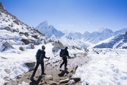 Aunque cada año son más los alpinistas que intentan el arriesgado ascenso a la cumbre del Everest (8.848 metros), la más alta del mundo, lo más factible (y más seguro) sigue siendo una excursión hasta el campamento base de su vertiente nepalí, ubicado al pie de la cascada de hielo del Khumbu (en la imagen), a unos 5.200 metros de altitud. De camino, se contemplan imponentes y hermosas montañas, como el Ama Dablam, el Pumori o el vecino Nuptse. La ruta discurre en su mayor parte por el parque nacional de Sagarmatha, patrimonio mundial, en el que las aldeas de sherpas y los monasterios budistas son el contrapunto cultural a <a href="https://elviajero.elpais.com/elviajero/2013/01/24/actualidad/1359022844_034747.html" target="_blank">la impresionante belleza natural del lugar.</a> Hay que planificar la expedición entre octubre y diciembre (después del monzón), previendo tres semanas de duración (ida y vuelta) desde el aeródromo de Lukla.