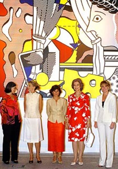 De izquerda a derecha, la directora del MNCARS, Ana Martínez Aguilar; la viuda de Roy Lichenstein; la ministra de Cultura, Carmen Calvo; la reina Sofía, y la presidenta de la Comunidad de Madrid, Esperanza Aguirre.