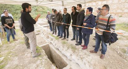 Un grupo de personas observa las tareas de exhumación en el interior del cementerio de Cádiz, en 2016.