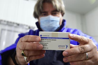 Un farmacéutico muestra una vacuna de Janssen en Budapest (Hungría).