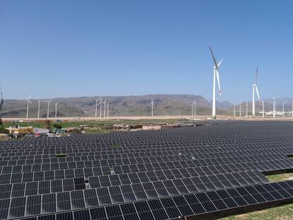 Un parque fotovoltaico y uno eólico, en Gran Canaria.
