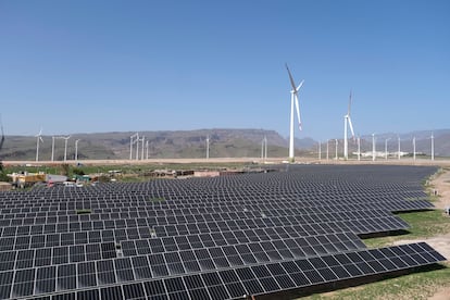 Un parque fotovoltaico y uno eólico, en Gran Canaria.