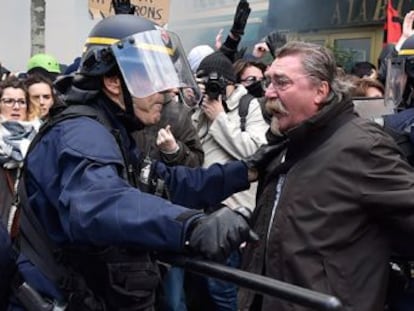 Las huelgas, manifestaciones y bloqueos arrecian desde este martes tras ser aprobada la ley por un decretazo