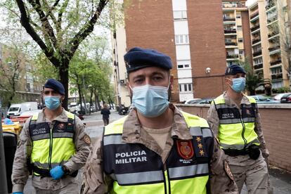 Miembros de la Guardia Real patrullando ayer por la calle en Carabanchel.