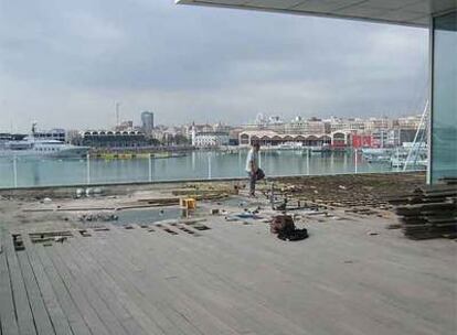 Terraza del primer piso del edificio Veles e Vents, en Valencia, con el suelo levantado por los problemas de las lluvias.