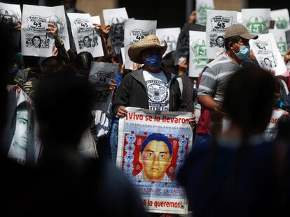 Familiares de los estudiantes desaparecidos de Ayotzinapa se manifiestan frente a la sede de la Suprema Corte de Justicia, en Ciudad de México, 23 de septiembre de 2020.