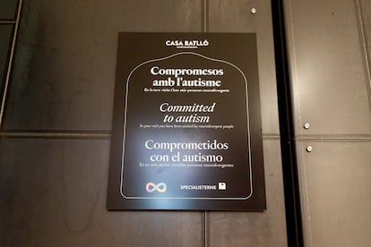 Cartel a la entrada de la Casa Batlló donde se informa a los visitantes que serán atendidos por personas neurodivergentes.