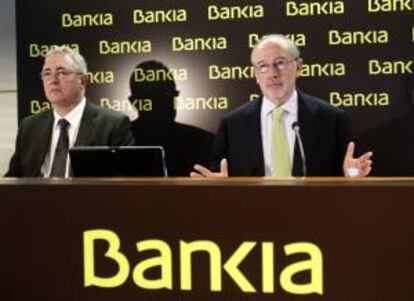 El expresidente de BFA-Bankia, exdirector gerente de Fondo Monetario Internacional (FMI) y exministro de Economía de España, Rodrigo Rato (d), junto al exconsejero delegado de la entidad, Francisco Verdú. EFE/Archivo