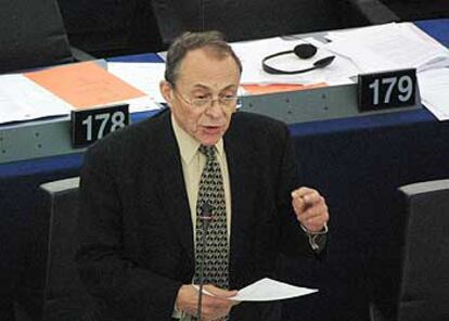 Michel Rocard interviene en el Parlamento Europeo, en Estrasburgo.