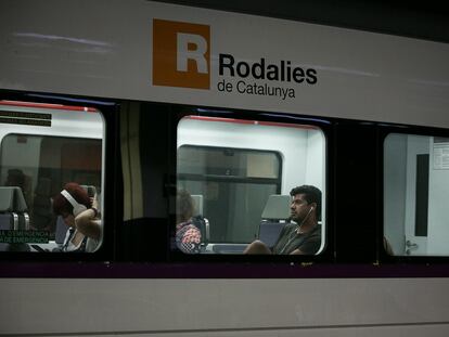Usuarios de Renfe en el interior de un tren de Rodalies.