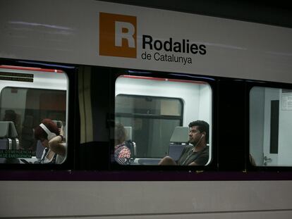 Usuarios de Renfe en el interior de un tren en una imagen de archivo.