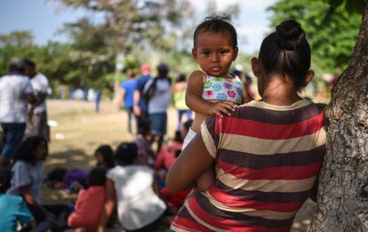 "Hoy (lunes) tuvimos un encuentro con la delegación del INM y ofreció ciertos beneficios, como visas humanitarias o permisos de libre tránsito", dice a la agencia AFP vía telefónica un miembro de la Coordinación de Pueblos sin Fronteras, que habla bajo condición de anonimato porque, denuncia, desde que las imágenes de los migrantes, algunos andrajosos y caminando con sus pocas pertenencias a cuestas, fueron difundidas en medios estadounidenses, han recibido amenazas. "Nos llaman a nuestros celulares, nos mandan mensajes amenazantes, de muerte incluso. Es el sector racista de Estados Unidos", relata el activista.