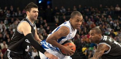 El escolta del Lucentum Alicante Tyron Ellis, intenta entrar a canasta ante la oposición de los jugadores del Gescrap Bizkaia Aaron Jackson y Kostas Vasileadis durante el partido, correspondiente a la décimo octava jornada de la Liga ACB, que se disputa en el Bilbao Arena.