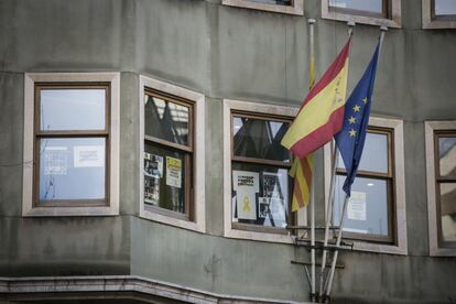 Diversos símbols al Departament de Justícia, a la cruïlla entre Pau Claris i Casp, en contra de la presó preventiva de Jordi Sànchez, Jordi Cuixart, Jordi Turull, Josep Rull, Raül Romeva, Oriol Junqueras, Joaquim Forn, Carme Forcadell i Dolors Bassa. La decisió de la Junta Electoral Central és la resposta d'una queixa de Ciutadans.