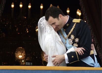 El 22 de mayo de 2004, don Felipe de Borbón se casó con doña Letizia Ortiz Rocasolano. En la imagen, los recién casados se abrazan en el balcón principal del Palacio Real de Madrid, desde donde saludaron al final de su paseo por la ciudad.