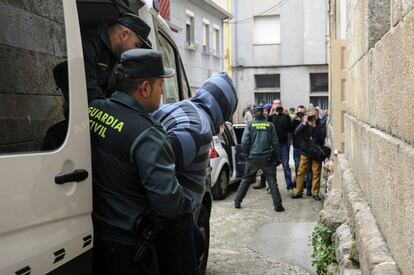 The Civil Guard with one of the suspects in the murder of the priest from Vilanova.