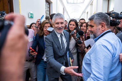 El ministro del interior, Fernando Grande-MArlaska, este miércoles en los pasillos del Congreso.