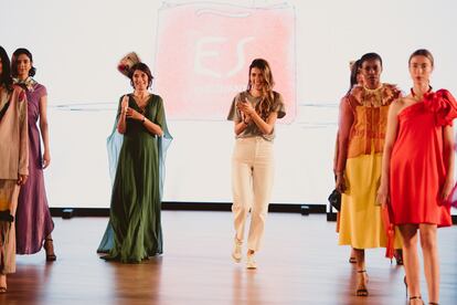 Margarita Ruyra y su hija, Valentina Suárez-Zuloaga, en el desfile de ES Fascinante en el Museo Balenciaga de Getaria, el 5 de mayo de 2022.