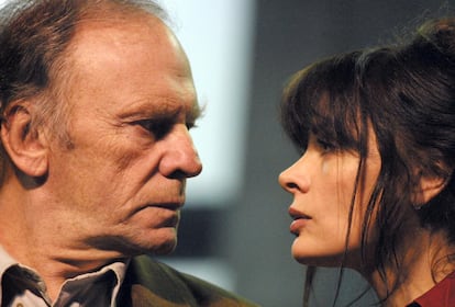 Jean-Louis Trintignant y su hija Marie, en un ensayo en enero de 2001 de la obra 'Comédie sur un quai de gare'.