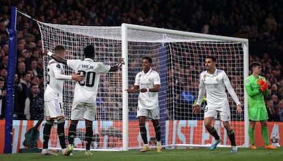 Rodrygo, en el centro de la imagen, tras marcar el segundo tanto del Real Madrid.