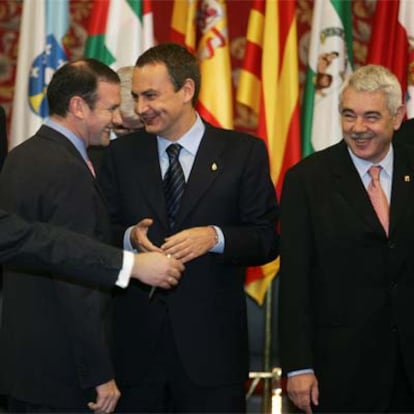 Zapatero conversa con Ibarretxe en presencia de Maragall.