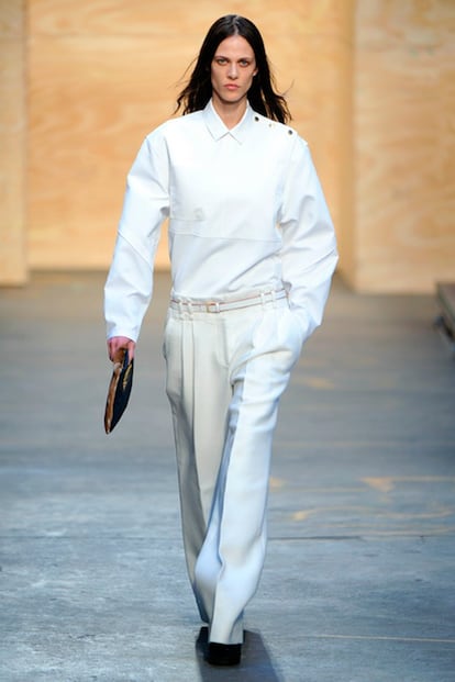 Proenza Schouler ha diseñado para su colección otoño-invierno 2012 este conjunto de camisa blanca con botones en el hombro y pantalón de pinza en tono beige.