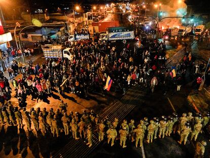 Policía y manifestantes durante las protestas contra el Gobierno de Guillermo Lasso este lunes en Quito, Ecuador.