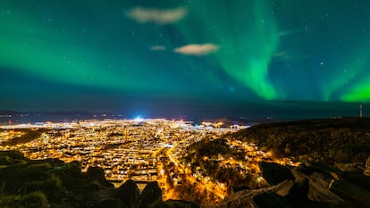 Vista de una aurora boreal sobre la ciudad noruega de Bodø.
