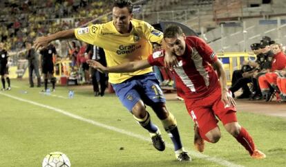 Roque Mesa pelea el balón Cristóforo.