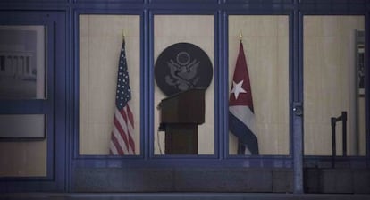 Las banderas de EE UU y Cuba en la Embajada estadounidense.