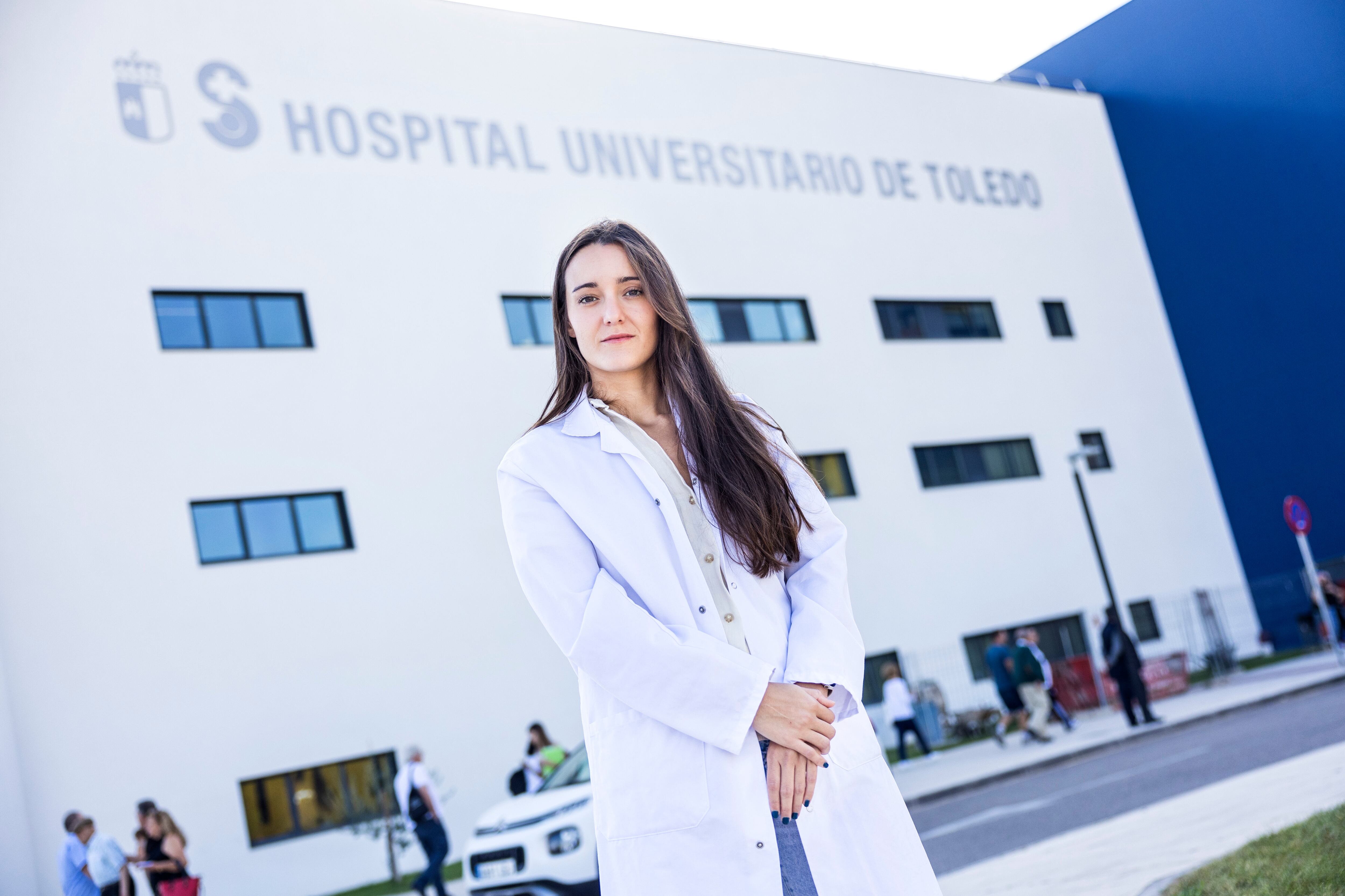 Laura López, en el hospital público en el que trabaja.