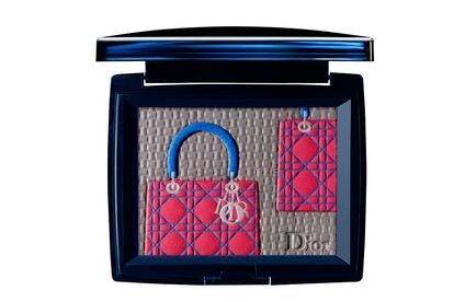 Inspiración New Look. Lady Dior Palette de edición limitada de Dior. Edición limitada. Nació en 1995 de la moda del entonces diseñador de la casa Gianfranco Ferré. Desde Lady Di hasta Carla Bruni lo convirtieron en un icono. Ahora salta a una paleta. Precio: 90 €