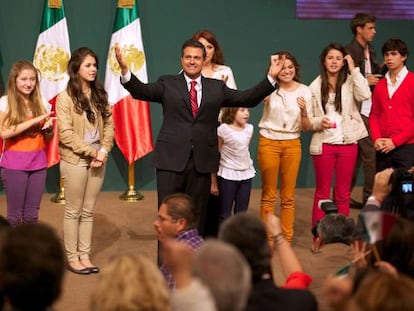 El candidato Enrique Peña Nieto (centro) con su familia.