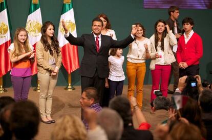 El candidato Enrique Peña Nieto (centro) con su familia.