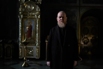 El arzobispo Yevstratiy Zorya, portavoz de la Iglesia Ortodoxa Ucrania del Patriarcado de Kiev, fotografiado en el Monasterio de San Miguel, el 23 de marzo de 2022. 