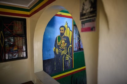 Una imagen del antiguo emperador etíope Haile Selassie se exhibe en una pared cerca del centro sagrado de Nyabinghi, en la Etopía de Shashamane.