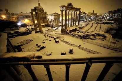 El foro de Roma, cubierto de nieve.