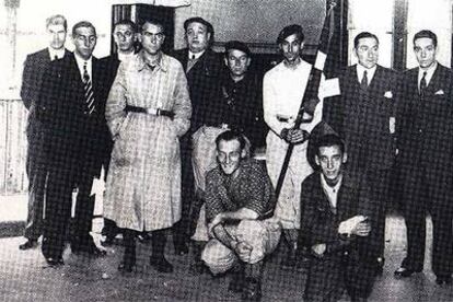 Miembros de la directiva de 1936 de Juventud Vasca de Bilbao, con los oficiales de la compañía Oldargi del batallón de <b><i>gudaris</b></i> Otxandiano. Lauaxeta es el segundo por la derecha.
Sentencia del juicio a Lauaxeta incluida en el expediente encontrado por Aranzadi. En la imagen pequeña, una fotografía del poeta.