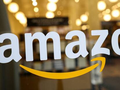 Logo del gigante del comercio electrónico Amazon en uno de sus depósitos.