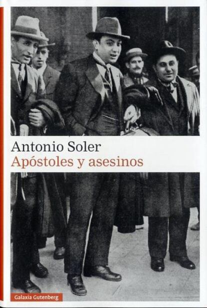 Portada del libro 'Apóstoles y asesinos', de Antonio Soler.