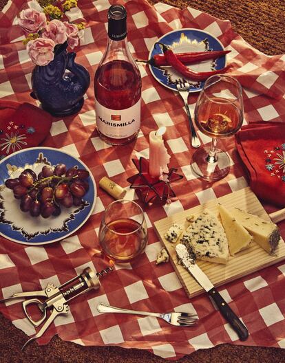 En esta página, jarrón con forma de pez de Salvador Bachiller, platos vintage de Funky Table Milano, servilletas hechas a mano de Julilleta, portavelas de Vintage & Chic y alfombra naranja de Ikea.