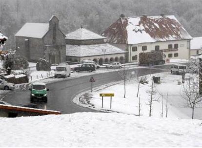 Vista de la Colegiata de Roncesvalles tras el paso de un frente que ha dejado cubiertas de nieve las carreteras del norte de Navarra aunque no ha sido necesario cerrar ninguna de ellas.