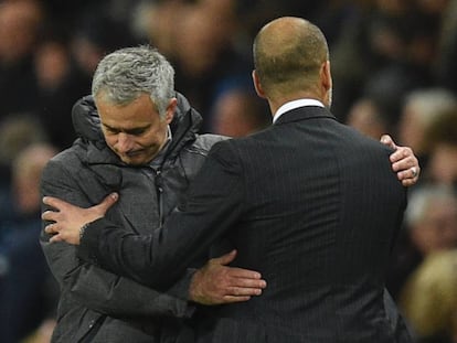 Jose Mourinho saluda a Pep Guardiola al final del partido que les enfrentó el pasado día 27 de abril.