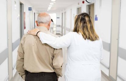 La doctora Esther Mart&iacute;n y uno de los familiares atendidos en la Fundaci&oacute;n Jim&eacute;nez D&iacute;az.