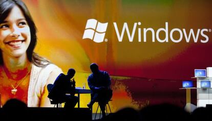 De derecha a izquierda, Steve Ballmer, consejero delegado de Microsoft y Ryan Seacrest, durante una demostraci&oacute;n de Windows 8 en el CES de Las Vegas. 