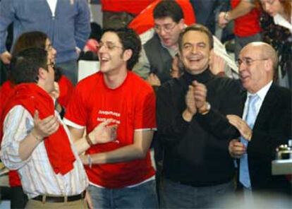 De izqda. a dcha. Patxi López, Eduardo Madina, Zapatero y Rodolfo Ares durante el acto electoral del PSOE celebrado en San Sebastián.