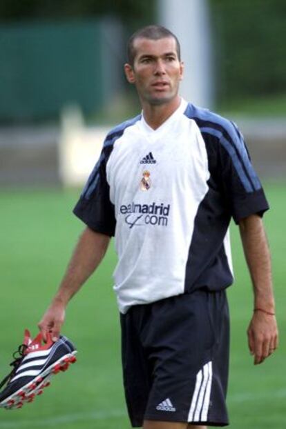 Zidane, en su primer entrenamiento con el Real Madrid despu&eacute;s de ser traspasado del Juventus, en 2001