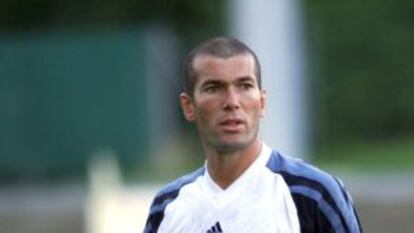 Zidane, en su primer entrenamiento con el Real Madrid despu&eacute;s de ser traspasado del Juventus, en 2001